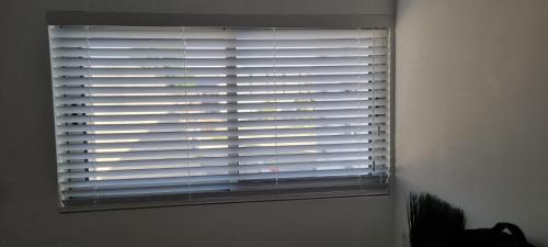 a window with blinds on it in a room at דירת נופש משפחתית סי סייד אילת in Eilat