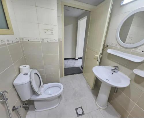 uma casa de banho com um WC e um lavatório em Pristine Private Bedroom in Dubai With Private Bathroom em Dubai