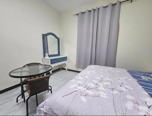 um quarto com uma cama, uma mesa e um espelho em Pristine Private Bedroom in Dubai With Private Bathroom em Dubai