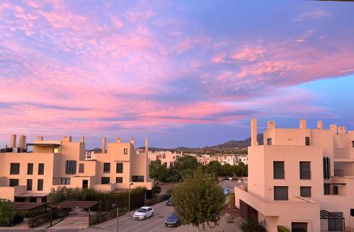 ein Blick auf eine Stadt mit bewölktem Himmel in der Unterkunft Casa Cristina, Corvera in Corvera