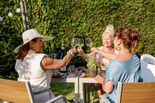 een groep vrouwen die aan tafel wijn drinken bij ZeeLand & Meer in Kamperland