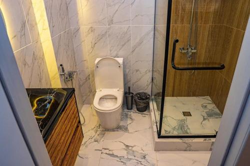 Fly Apartment tesisinde bir banyo