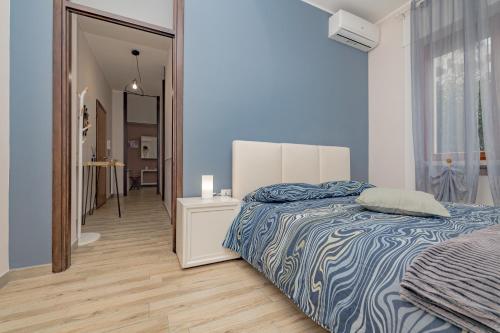 een slaapkamer met een bed en een spiegel bij SweetHomeSaronno-A 20 minuti da Milano in Saronno