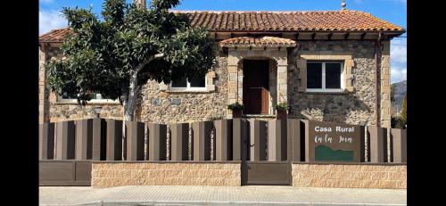 une maison avec une clôture et un panneau devant elle dans l'établissement Ca la Joia Casa con piscina privada en la Vall d'en Bas, à Les Preses