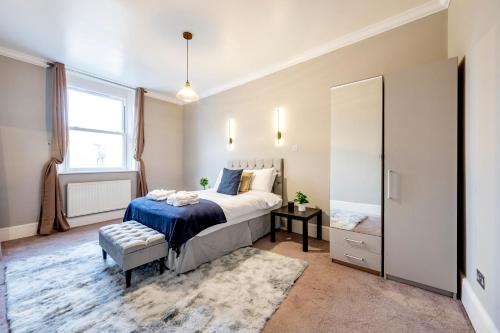 Large 1 Bedroom in Center of London tesisinde bir odada yatak veya yataklar