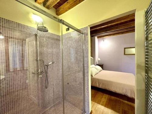 un bagno con doccia e una camera con letto di MiVà casa di charme sul Brenta a Mira