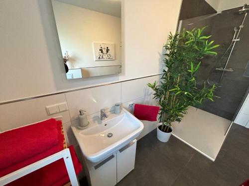 Bagno di Moderne Ferienwohnung Green Forest mit Infrarotsauna, Balkon und Stellplatz