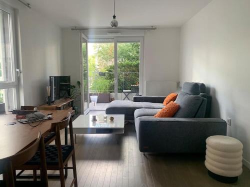 uma sala de estar com dois sofás e uma mesa em Lovely room in Nanterre Université em Nanterre