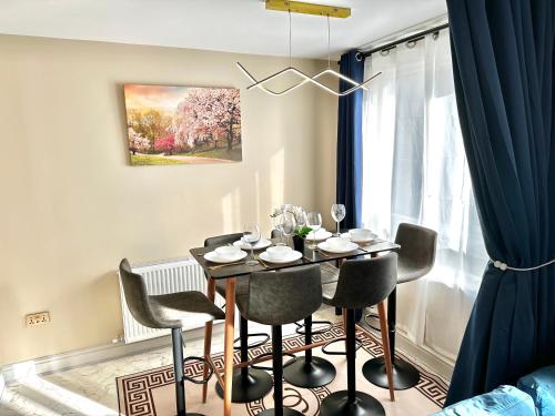 jadalnia ze stołem i krzesłami w obiekcie Modern 2Bedroom Oasis near Dublin city centre & Airport w Dublinie