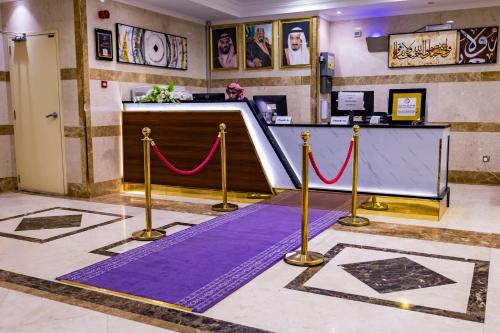 uma sala de vestir com um tapete roxo e uma rampa em فندق وقف عثمان بن عفان em Medina