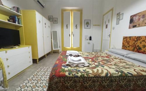 a bedroom with a bed and a tv and a bed sidx sidx sidx at Zagara di Sicilia in Marsala