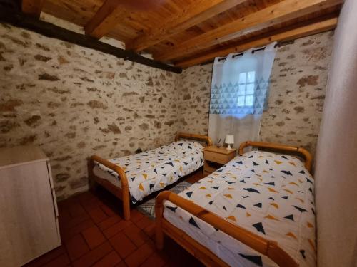 1 Schlafzimmer mit 2 Betten und einem Fenster in der Unterkunft la bergerie in Sorède