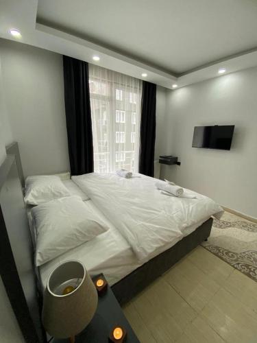 um quarto com uma cama grande e uma janela em Hermes Otel em Edirne