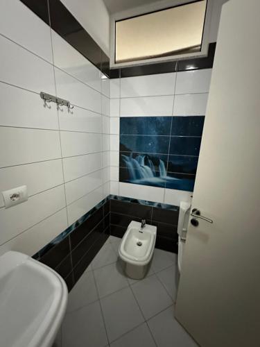łazienka z toaletą i umywalką w obiekcie Summer Holiday w mieście Shëngjin