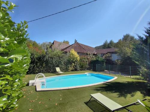 une piscine dans la cour d'une maison dans l'établissement Ancienne grange réhabilitée et Grangette avec piscine et jardin, à Faycelles
