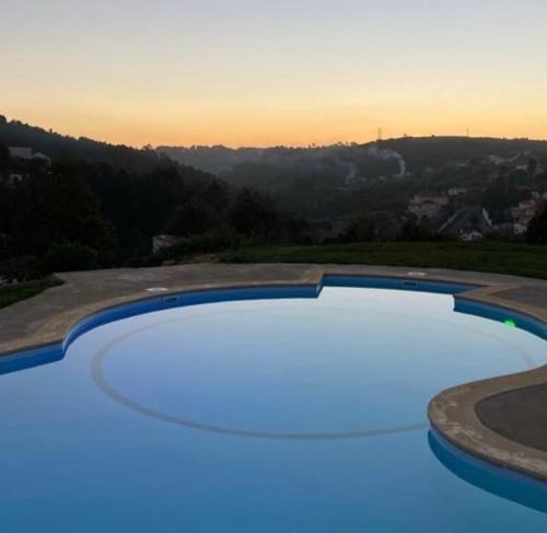 duży basen z widokiem na miasto w obiekcie Villa Quinta Sto Antonio w mieście Santo Isidoro