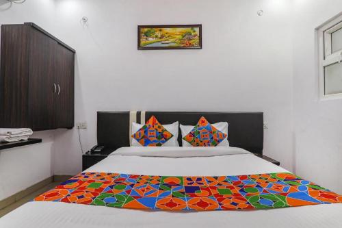 Een bed of bedden in een kamer bij A One Prime Hotel