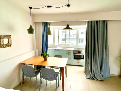 a kitchen with a table and chairs and a dining room at Casa Del Mar in Costa de Antigua