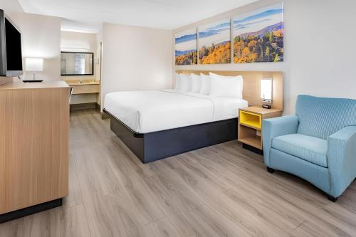 A bed or beds in a room at Days Inn by Wyndham Lake Park/Valdosta