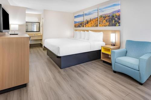 Postel nebo postele na pokoji v ubytování Days Inn by Wyndham Lake Park/Valdosta