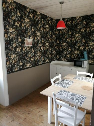 une salle à manger avec une table et des chaises dans l'établissement A La Halte Des Gorges, à Nevy-sur-Seille