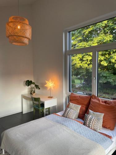 sypialnia z łóżkiem, biurkiem i oknem w obiekcie Quiet, Central House (150sqm) with Garden & Sauna w mieście Norderstedt