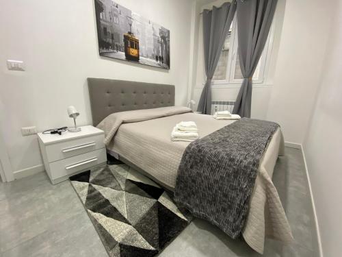 um quarto com uma cama, uma mesa de cabeceira e uma janela em (The Milan Life) Niguarda / Bicocca em Milão