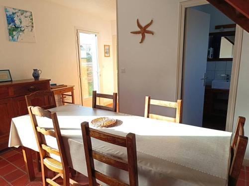 Photo de la galerie de l'établissement Maison 3* à 100m de la plage de Tourony, Trégastel - Jardin, BBQ, TV, Mezzanine, Parking - FR-1-368-196, à Trégastel