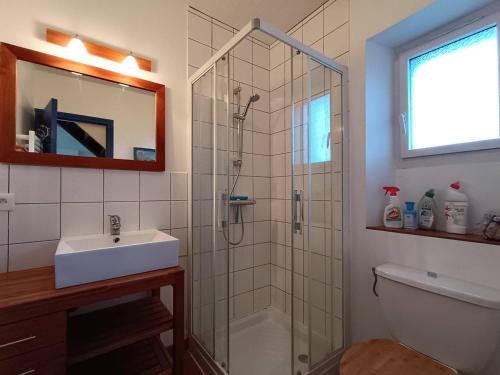 Photo de la galerie de l'établissement Maison 3* à 100m de la plage de Tourony, Trégastel - Jardin, BBQ, TV, Mezzanine, Parking - FR-1-368-196, à Trégastel