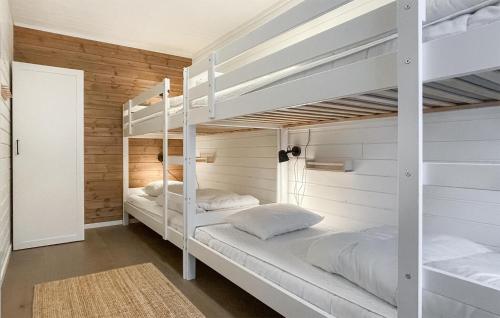 Gorgeous Apartment In Sysslebäckにあるベッド