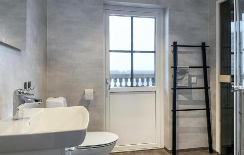 een badkamer met een toilet, een wastafel en een raam bij Nice Apartment In Sysslebck With House A Panoramic View in Sysslebäck