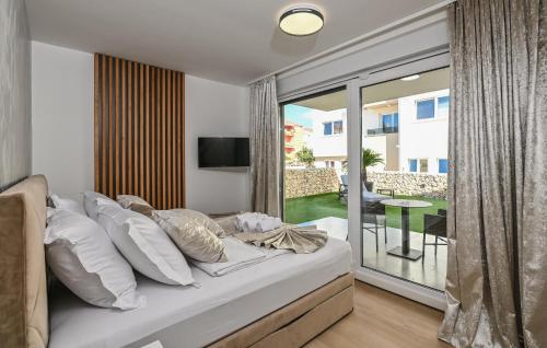 1 dormitorio con 1 cama y puerta corredera de cristal en Amazing Home In Novalja With Outdoor Swimming Pool, en Donji Lapac