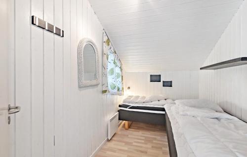 um pequeno quarto com 2 camas num quarto em Amazing Home In Nrre Nebel With Indoor Swimming Pool em Nørre Nebel