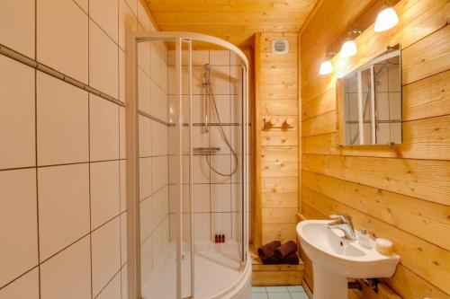 ein Bad mit einer Dusche und einem Waschbecken in der Unterkunft Situation unique a Val d'Isere ! in Val dʼIsère