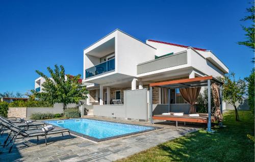 Kolam renang di atau dekat dengan Stunning Home In Skuncini Stani