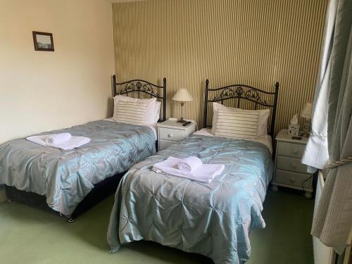 two beds sitting next to each other in a bedroom at The Bridge Inn in Reeth
