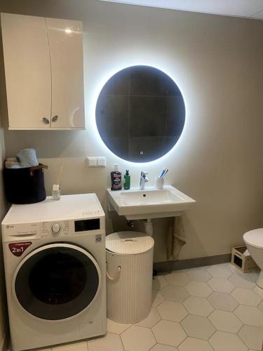 W łazience znajduje się pralka i umywalka. w obiekcie Cozy one bedroom apartment w mieście Tartu