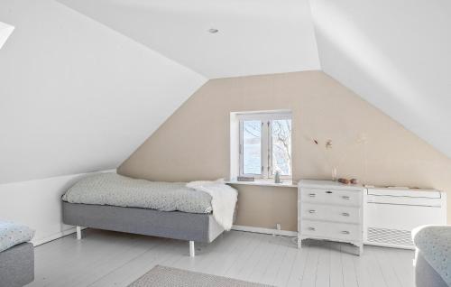 1 dormitorio con 1 cama, vestidor y ventana en Beach Front Home In Fredericia With Wifi, en Fredericia