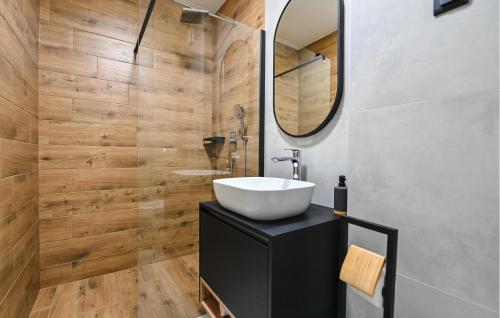 Ένα μπάνιο στο 4 Bedroom Cozy Home In Novalja
