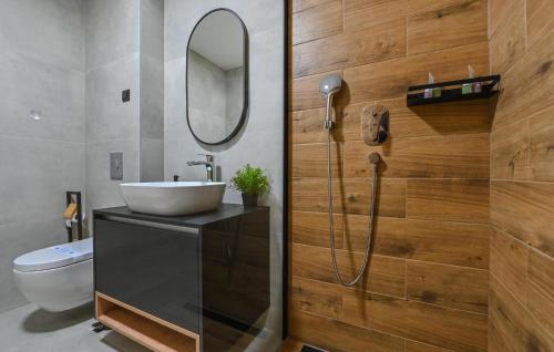 ein Bad mit einem Waschbecken und einem Spiegel in der Unterkunft 4 Bedroom Cozy Home In Novalja in Donji Lapac