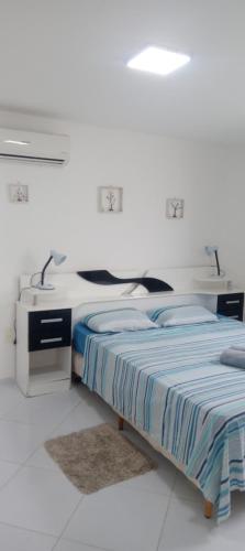 1 dormitorio blanco con 1 cama y 2 lavabos en Vista Mar Maravilhosa, Flat Habana, en Natal