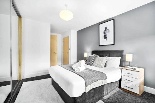 a bedroom with a large bed and a mirror at City Centre - Two Bedroom Apartment - Juliet Balcony - Secure Parking - WIFI - Smart TV - Top Rated -33S in Birmingham