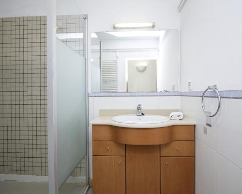 ジローナにあるApartamento céntrico en Gironaのバスルーム(洗面台、鏡付)
