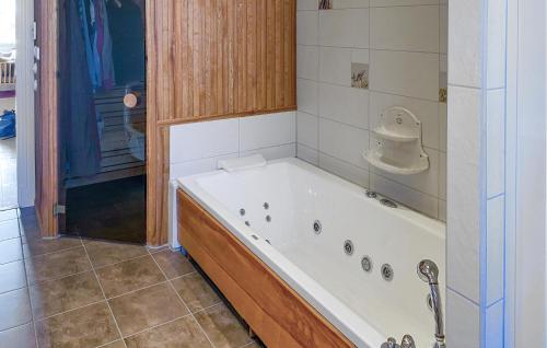 eine Badewanne im Bad mit Dusche in der Unterkunft 3 Bedroom Amazing Home In Borgholm in Borgholm