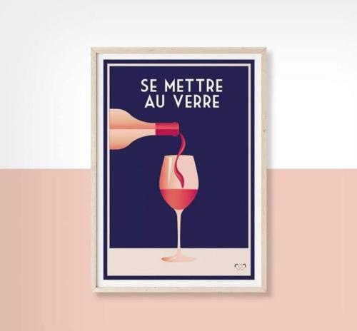 plakat kobiety nalewającej kieliszek wina w obiekcie Maison de campagne en cours de rénovation accessible en train w mieście Cravant