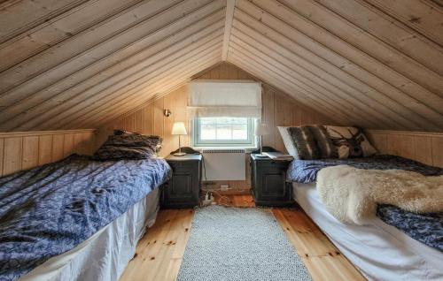 a bedroom with two beds and a desk and a window at Beautiful Home In Vringsfoss With House A Panoramic View in Maurset