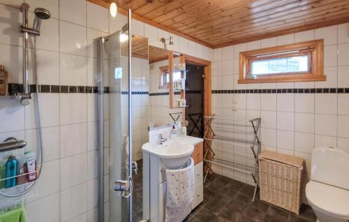 a bathroom with a sink and a shower at Beautiful Home In Vringsfoss With House A Panoramic View in Maurset