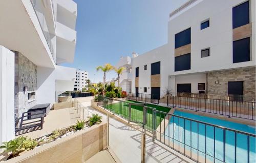 una imagen de una piscina en un edificio en 2 Bedroom Awesome Apartment In Los Arenales Del Sol en Arenales del Sol