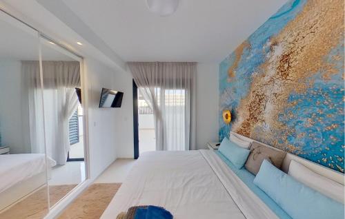 1 dormitorio con 1 cama y una pintura en la pared en 2 Bedroom Awesome Apartment In Los Arenales Del Sol en Arenales del Sol