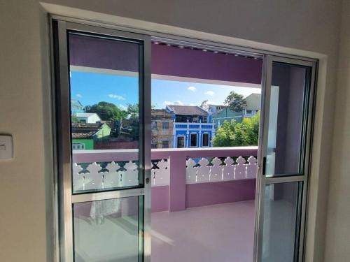 una puerta abierta con vistas a un balcón en Apartamento Inteiro, novo, no Centro Histórico, en Canavieiras